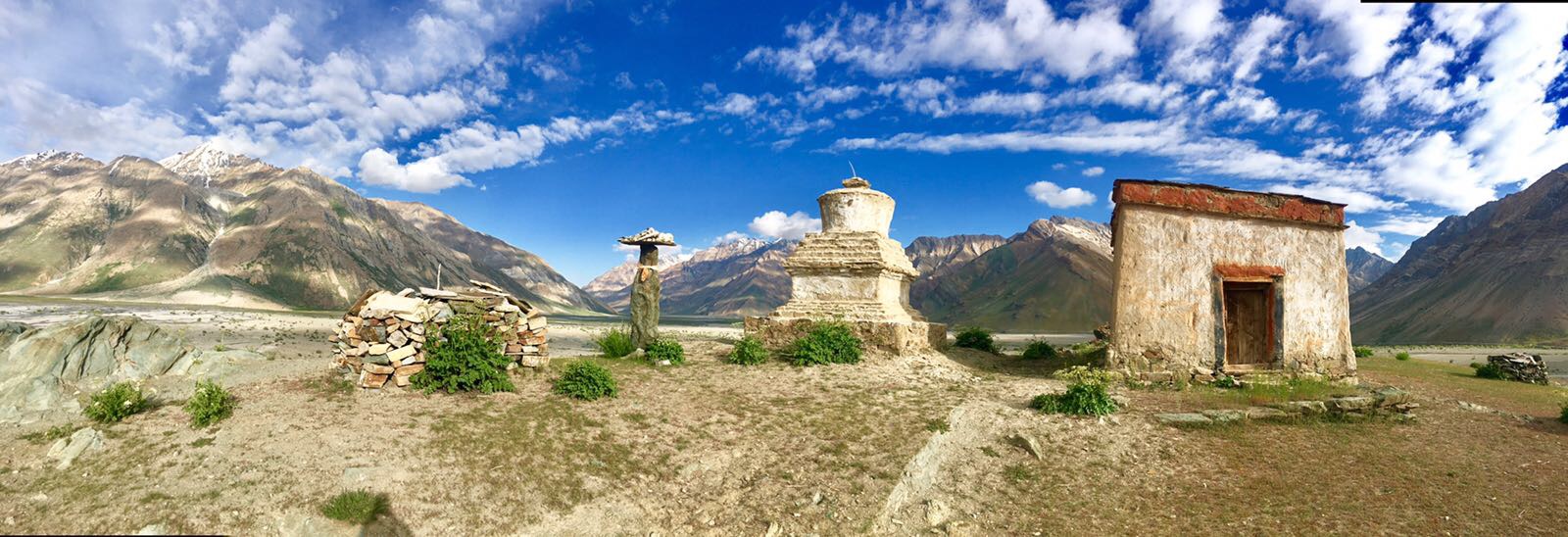 Stupa und Steinhütte in Ladakh